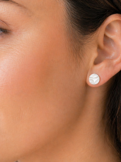 Elegant white marbled stud earrings featuring a subtle swirl pattern—minimal, modern, and effortlessly versatile for everyday wear or a polished finish to any outfit.