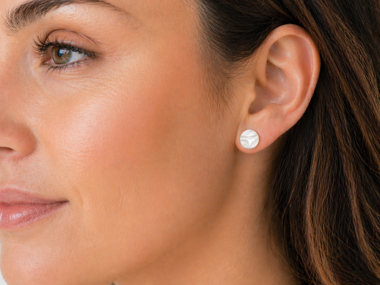 Elegant white marbled stud earrings featuring a subtle swirl pattern—minimal, modern, and effortlessly versatile for everyday wear or a polished finish to any outfit.